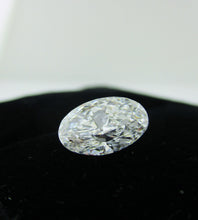 Load image into Gallery viewer, Oval Diamond 2.02 ct D VS1
