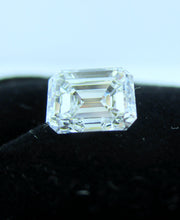 Load image into Gallery viewer, Emerald Cut Diamond 2.00 ct D VS1
